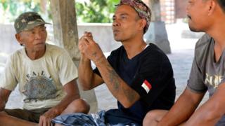 Imagem mostra homens de vila na Indonésia se comunicando pela linguagem de sinais chamada Kata Kolok