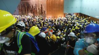 Сотні протестувальників потрапили всередину