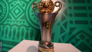 Le trophée de la Coupe de la Confédération