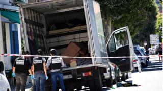 Французские полицейские 15 июля 2016 года обыскивают грузовик на улице в Ницце, недалеко от здания, где, по сообщениям, жил человек, который въехал в толпу и смотрел фейерверк накануне.