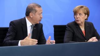 Канцлер Германии Ангела Меркель (справа) и премьер-министр Турции Реджеп Тайип Эрдоган беседуют со СМИ после переговоров в Берлине 4 февраля 2013 года.