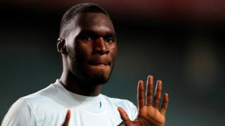 Benteke anotó tres goles en la cómoda victoria sobre Gibraltar.