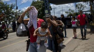 ブラジルに入国している多くのベネズエラ市民は他に選択肢がないと語った(写真は20日に国境近くの町パカライマにある入国管理事務所前で撮影)