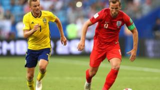 Harry Kane marqué par le Suédois Sébastian Larsson.