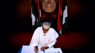 Buhari n buwọlu iwe