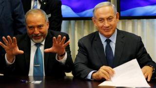 Avigdor Lieberman (left) and Benjamin Netanyahu (right) sign the coalition deal in Jerusalem on 25 May 2016