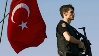 Turkiga ayaa tallaabo ka qaadaya shaqaalaha dowladda ee looga shakiyo inay afgembiga ku lu lahaayeen