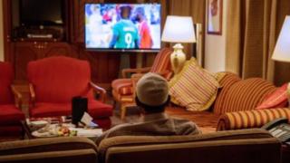 Aarẹ Buhari nwo ifẹsẹwọnsẹ ilẹ Naijiria pẹlu Angola lori mohunmaworan.