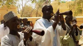 Des musiciens chantent dans une cérémonie de mariage dans le village Kera.