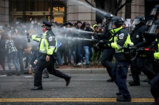Washington'da ABD Başkanı Donald Trump'ı protesto edenlere biber spreyi sıkan polisler