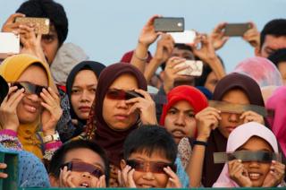 warga lihat gerhana matahari