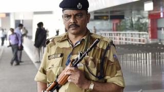 விமான பாதுகாப்பில் ஈடுபட்டால் அதிகம் சிரிக்கக்கூடாது - இந்திய போலிஸாருக்கு உத்தரவு