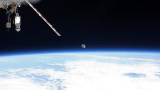 Земля и луна видны с Международной космической станции