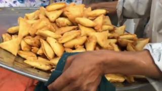 পাকিস্তানের লাহোরে বসবাসরত বাংলা ভাষাভাষী উস্তাদ আল্লাহ দিত্তা সমুচা বিক্রি করে বেশ নামডাক কুড়িয়েছেন।