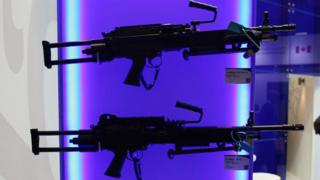 Бельгийские винтовки представлены на выставке обороны и безопасности в Лондоне (10 сентября 2013 г.)