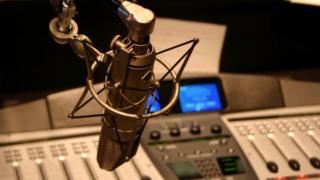 Um microfone e equipamentos de rádio
