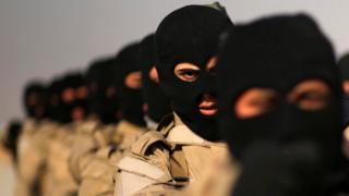 مجموعة من مقاتلي الحشد الشعبي تقوم بتدريبات في ضواحي مخمور قرب الموصل