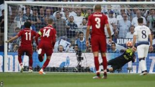 Mohamed Salah (15) ayaa noqday ciyaar yahankii Liverpool ee ugu gool dhalinta badnaa Steven Gerrard (21) kaddib.