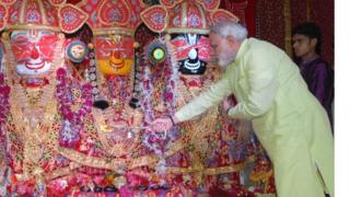 આરતી કરી રહેલા મોદીની ફાઇલ તસવીર