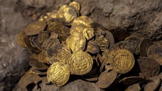 Gold coins from the Abbasid era found at an archaeological dig in central Israel (18 August 2020)