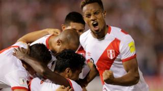 Jugadores peruanos celebran la victoria