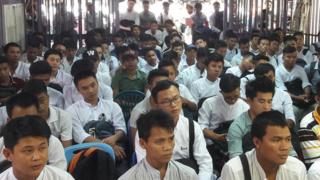 အလုပ်သမားများအား အစိုးရပြည်ပအလုပ်အကိုင်အေဂျင်စီရုံးမှာတွေ့ရစဉ်
