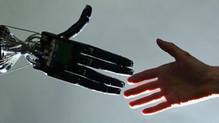 robot ve insan elleri