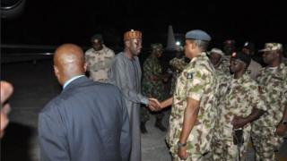 Ọgagun ileesẹ ọmọogun ofurufu, Sadique Abubakar pẹlu alakoso eto aabo patapata lorilẹede Naijiria, Ajagunfẹyinti Babagana Monguno n ki ara wọn