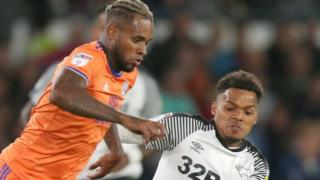 Duane Holmes (dde) o Derby yn herio Leandra Bacuna