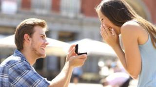 شاب يقدم خاتم الخطوبة لمحبوبته