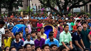 ঢাকার রাস্তায় জায়ান্ট স্ক্রিনে খেলা দেখছেন অগণিত দর্শক