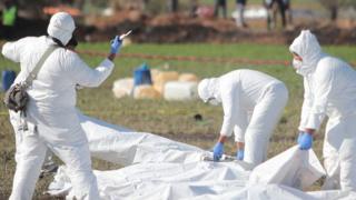 En esta foto del 19 de enero se observa a un equipo de médicos forenses en el lugar en el que ocurrió la explosión.