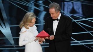 Uorren Bettiga notoʻgʻri konvert topshirilgani uchun u "Emma Stoun, La La Land" deya eʼlon qilib xato qilgan