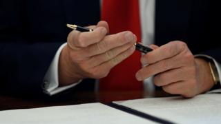 Трамп подписывает указ