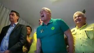 Bolsonaro ao lado de prováveis ministros da Casa Civil, Lorenzoni, e da Ciência e Tecnologia, Pontes, à espera do resultado da eleição