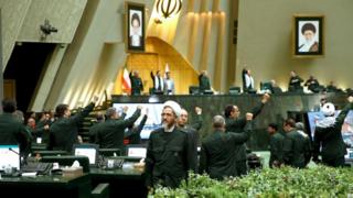 نمایندگان مجلس شورای اسلامی یک روز پس از تصمیم آمریکا درباره سپاه، با لباس فرم سپاه پاسداران انقلاب اسلامی در صحن حاضر شدند