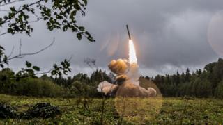 Российская тактическая ракета "Искандер-М" стартует с зеленого поля под Санкт-Петербургом