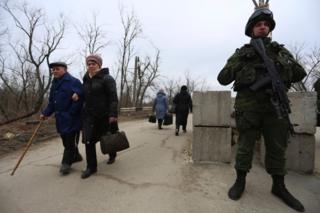 Бойовики не припиняють обстрілів у районі Станиці Луганської, заявляє українська сторона