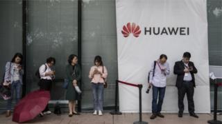 Ifoto y'abantu begereye ikirango cya Huawei