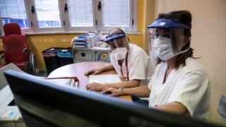 Persoal médico en turín, Italia.