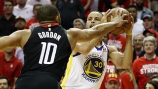 Eric Gordon prend le dessus sur Steph Curry