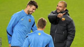 Gerrard Pique akiwa pamoja na aliyekuwa kocha wa Barcelona Pep Guardiola
