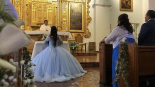 Mónica en la misa