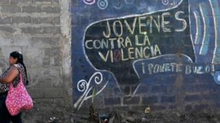 Женщина рядом с росписью в Тегусигальпе, Гондурас