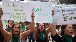Mexican women campaigning for abortion to be legalised