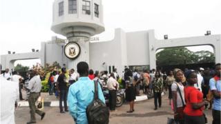 Iwaju Fasiti Ibadan