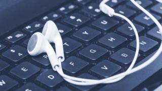 Audífonos sobre un teclado de computadora