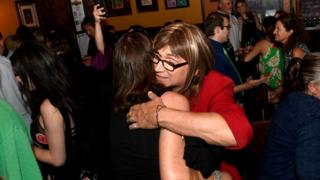 Кандидат в губернаторы Демократической партии Вермонта, трансгендерная женщина Кристина Халлквист на вечере выборов