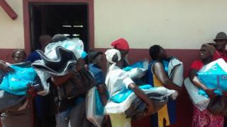 Moradores fazem fila em Paillant