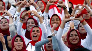 Wanawake wanatazama Misri ikichuana na Congo katika mashindano ya mchujo ya kandanda katika uwanja wa mpira, mjini Alexandria, Egypt - 08/10/2018